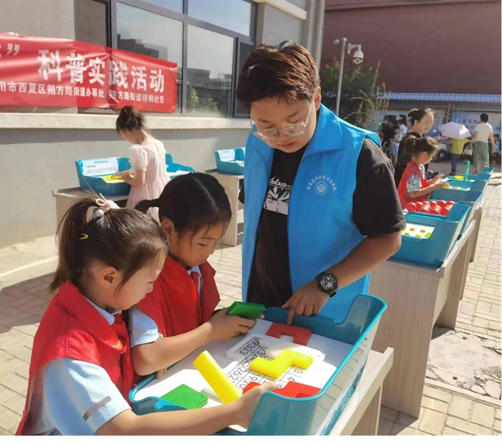 西夏区科学技术协会在梧桐社区新时代文明实践站开展西夏区科学普及志愿服务系列活动。