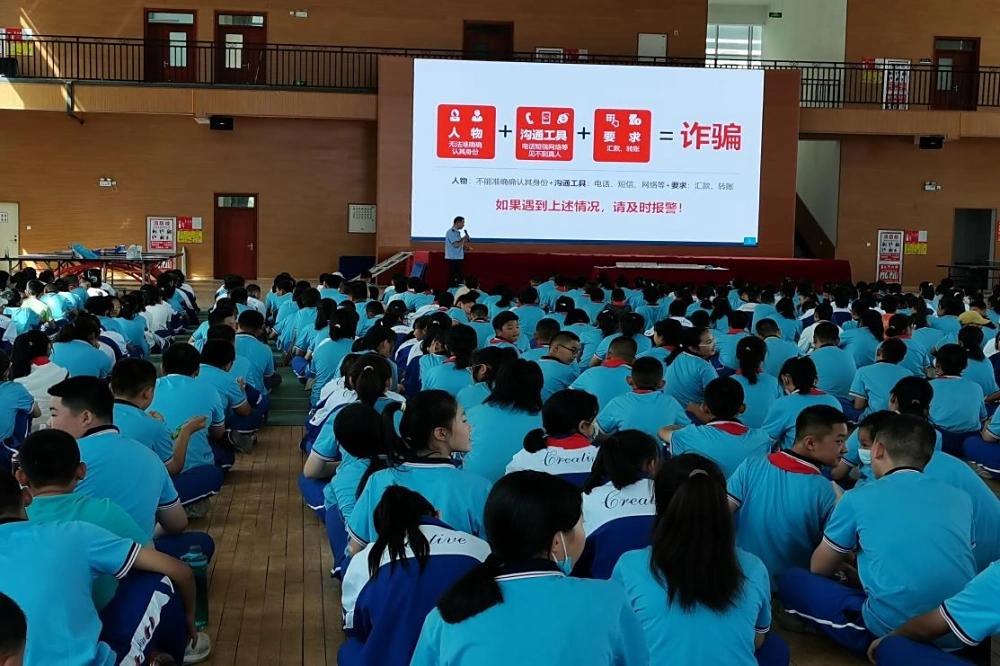 夏区科协联合北京西路派出所文萃南街社区到银川市二十四中初中部开展法治课。