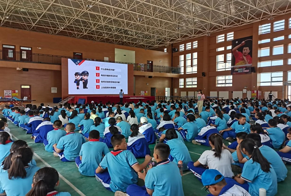 夏区科协联合北京西路派出所文萃南街社区到银川市二十四中初中部开展法治课。