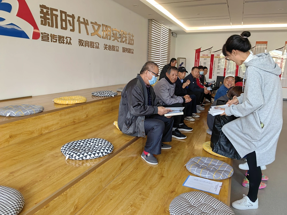 西夏区科协联合文昌路街道在翟靖巷社区开展“远离烟草 珍爱生命”控烟知识进社区宣传活动。