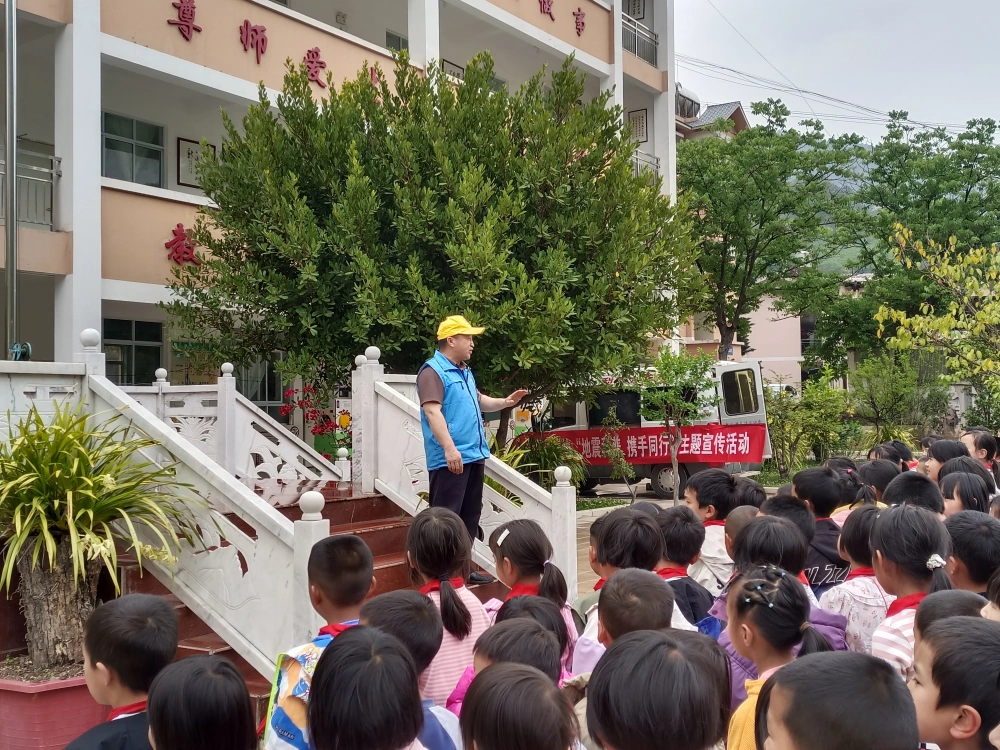 云南永平县科协到北斗乡六米村完小开展科普进校园活动