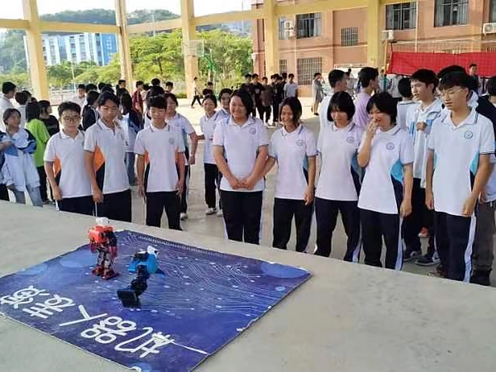 同学们观看机器人表演