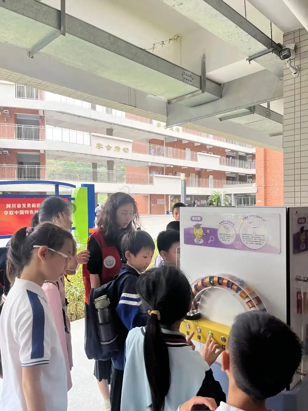 广外黄实学生参观大篷车展品现场