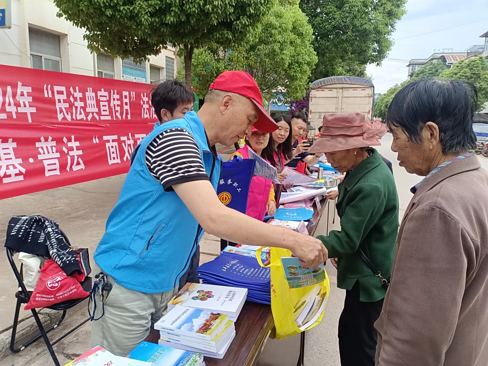 云南永平县科协龙街镇普法强基科技志愿服务活动