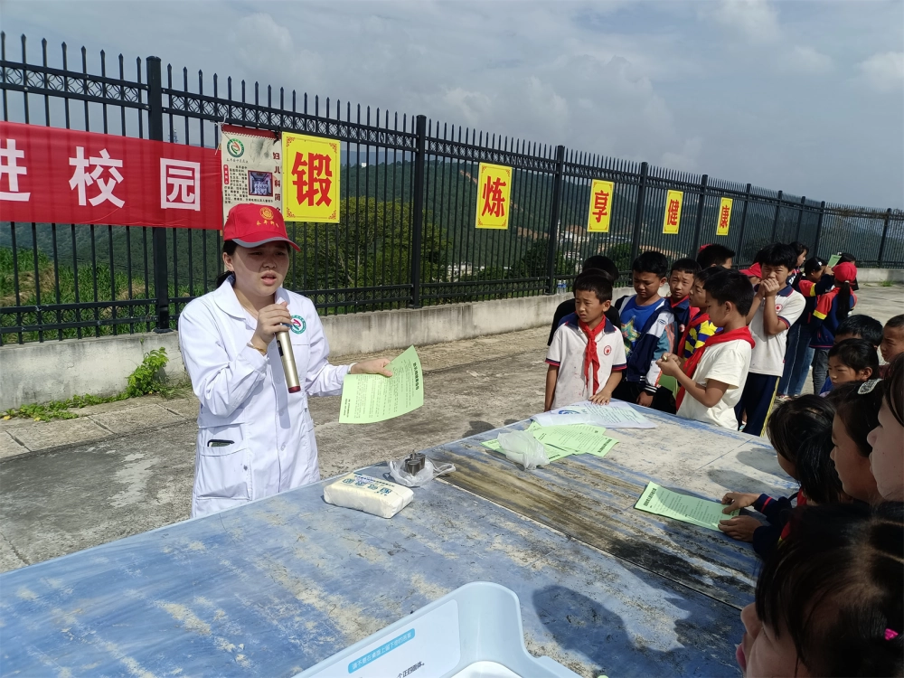 杉阳镇普棚村完小科普大篷车进校园活动