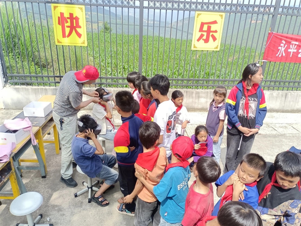杉阳镇普棚村完小科普大篷车进校园活动