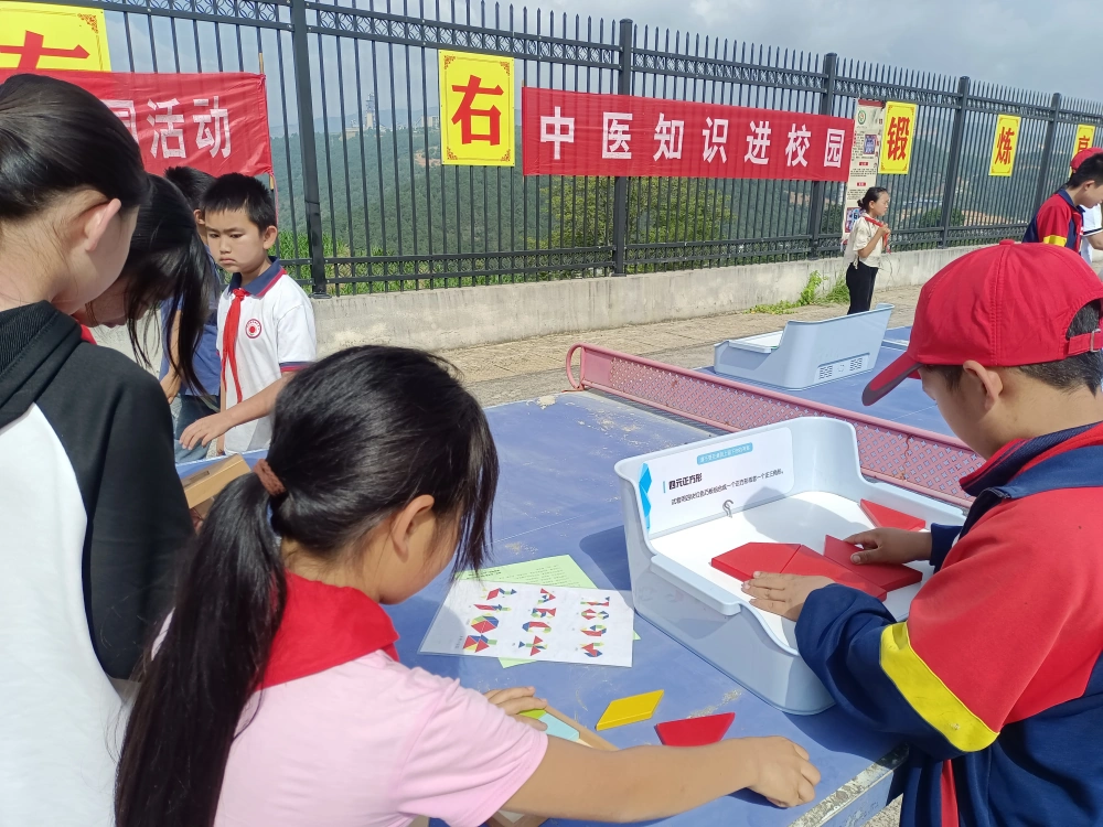 杉阳镇普棚村完小科普大篷车进校园活动