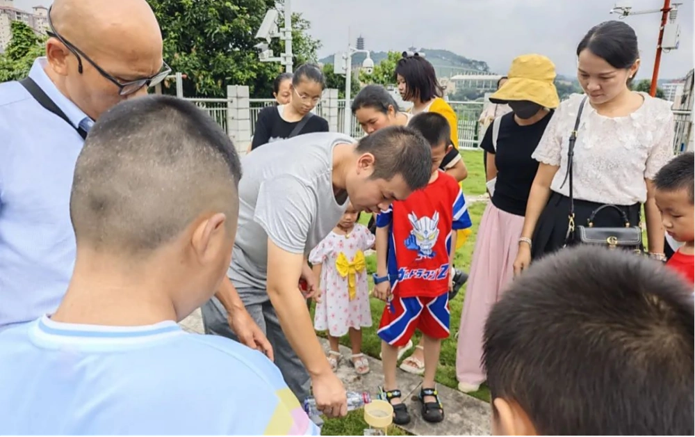 孩子们参观河口县气象科普教育基地
