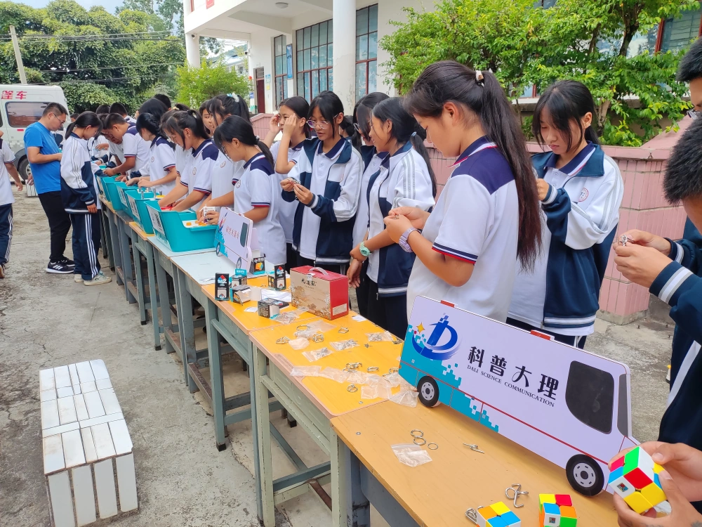 云南永平县杉阳镇初级中学科普大篷车进校园联合行动