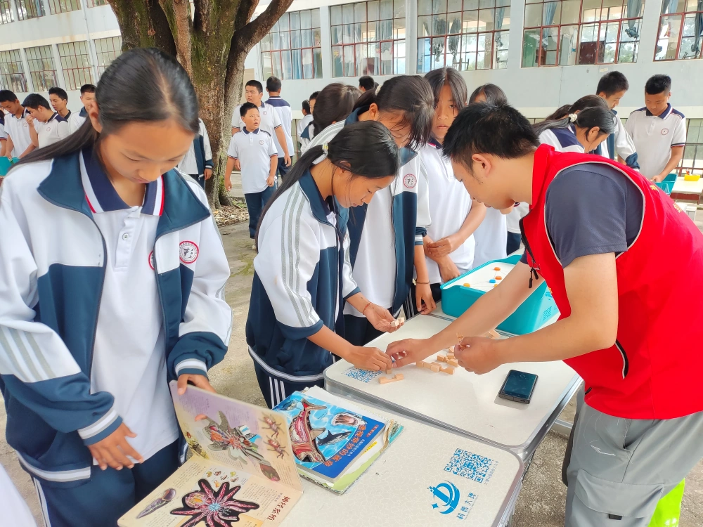云南永平县杉阳镇初级中学科普大篷车进校园联合行动