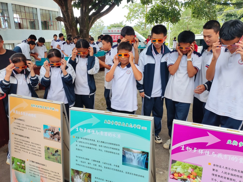 云南永平县杉阳镇初级中学科普大篷车进校园联合行动
