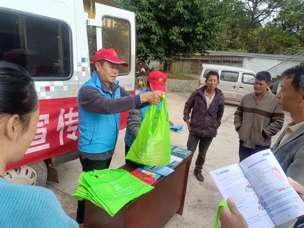 云南永平县厂街彝族乡炉塘村科普大篷车进乡村服务活动