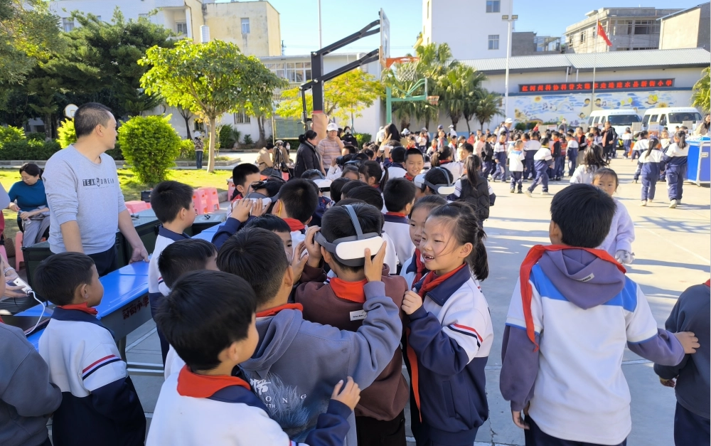 同学们体验VR眼镜