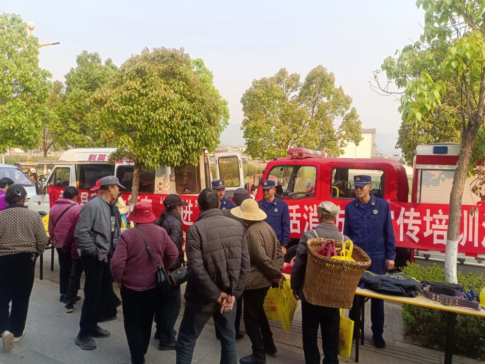 永平县科协科普大篷车进老街社区开展“消防+科普”志愿服务活动