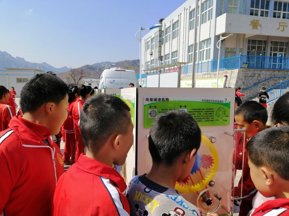 学生们正在体验科普大篷车展品