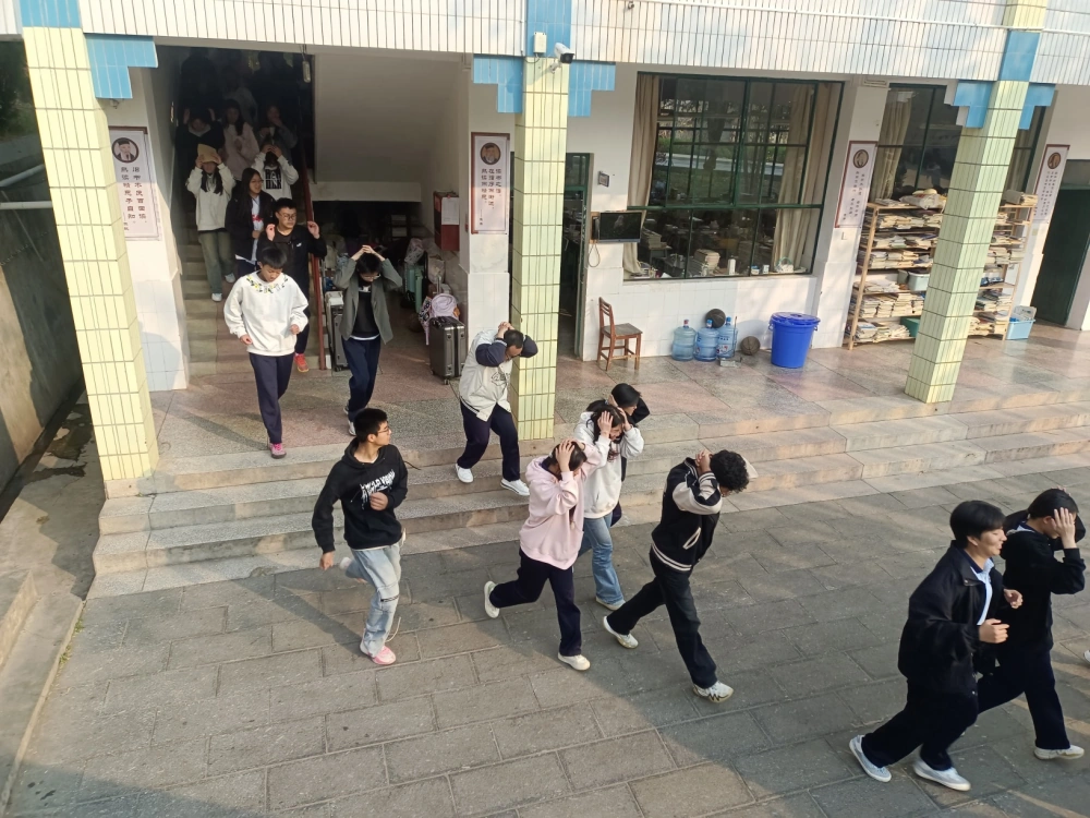云南永平县科协到永平一中开展“消防+科普”大篷车进校园科技志愿服务活动