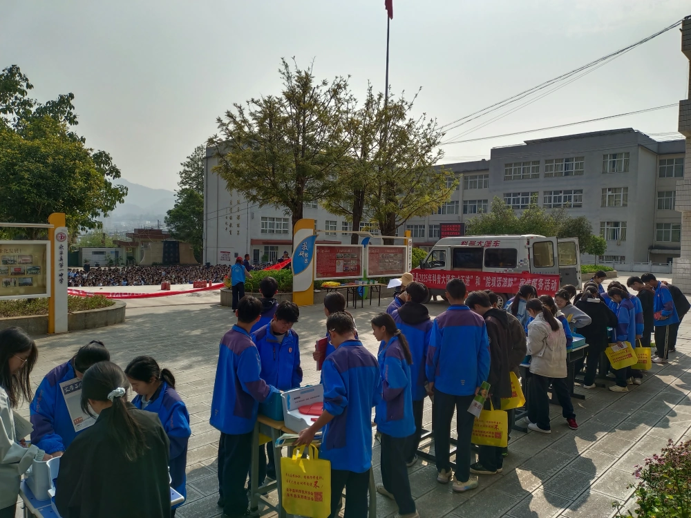 云南永平县科协到永平一中开展“消防+科普”大篷车进校园科技志愿服务活动
