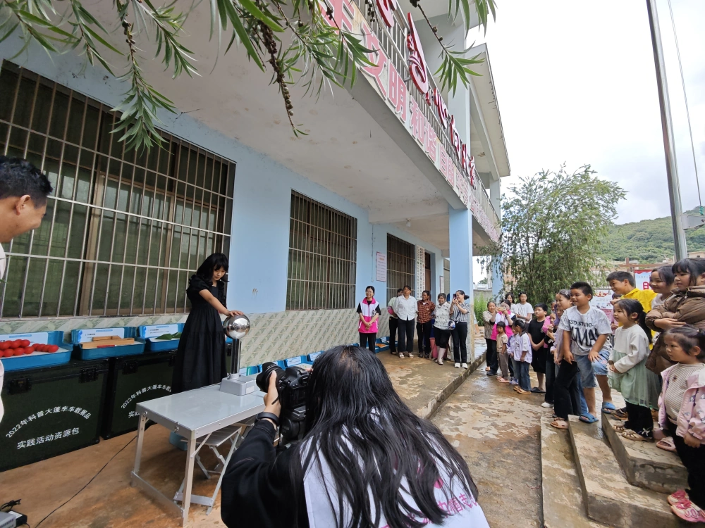 7月11日上午在珠琳镇吊井村委会拖白泥村小组活动室孩子进行范示起电机-同种性质电荷互相排斥体验