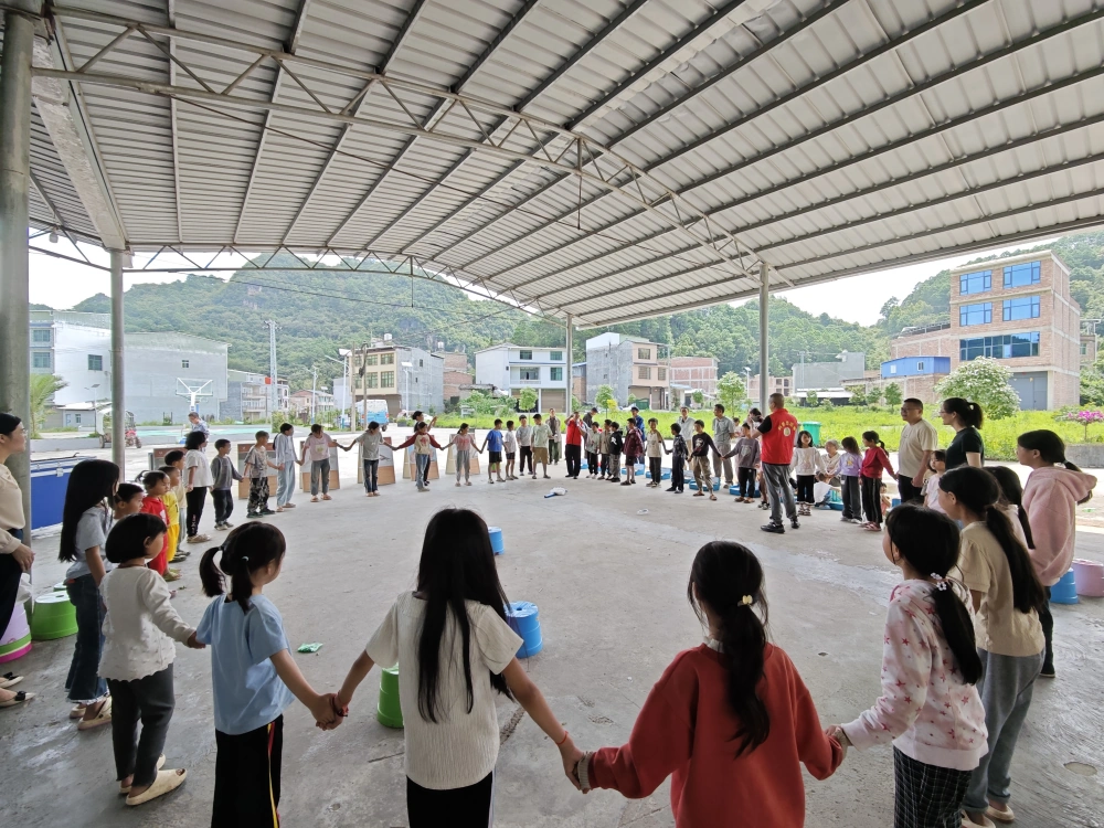 7月16日上午在曙光乡田房村委会桥头村小组“少年儿童之家”孩子们亲身体验莱顿瓶-摩擦起电静电储存与释放实验