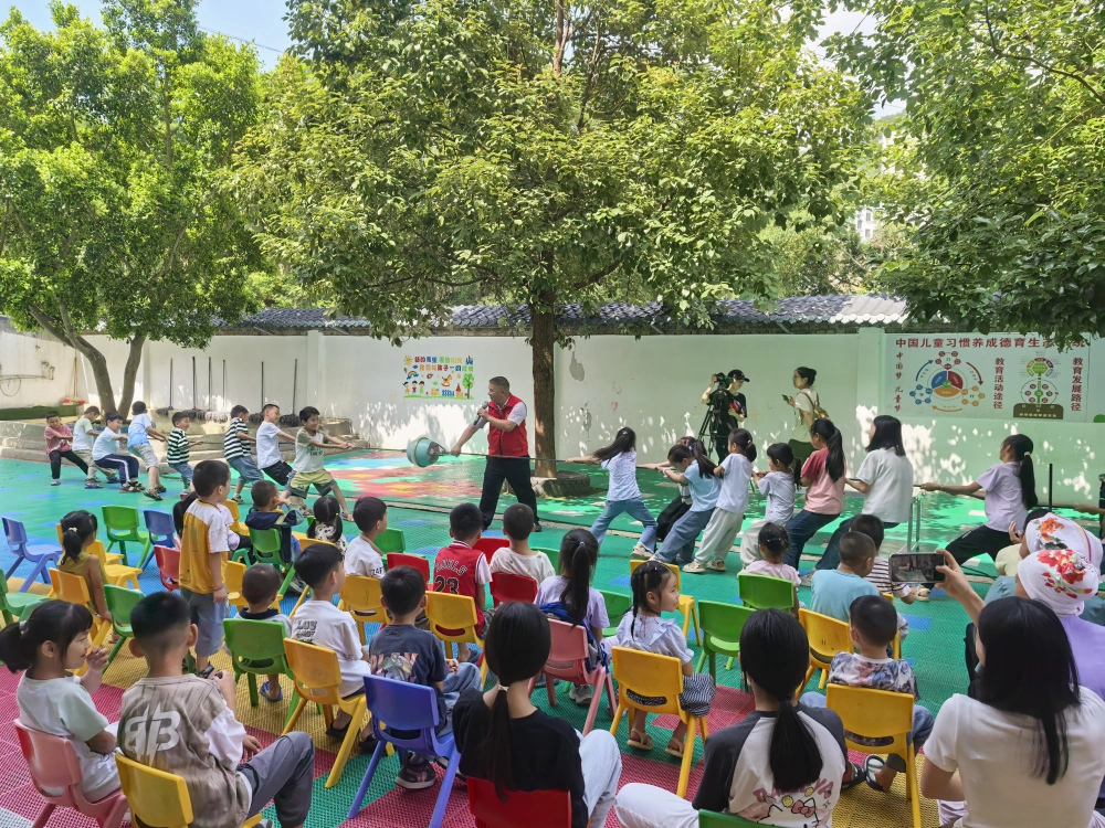 7月14日上午在坝美镇阿科社区“暑期托管班”孩子们体验“马德堡半球”实验-大气压强的神奇力量