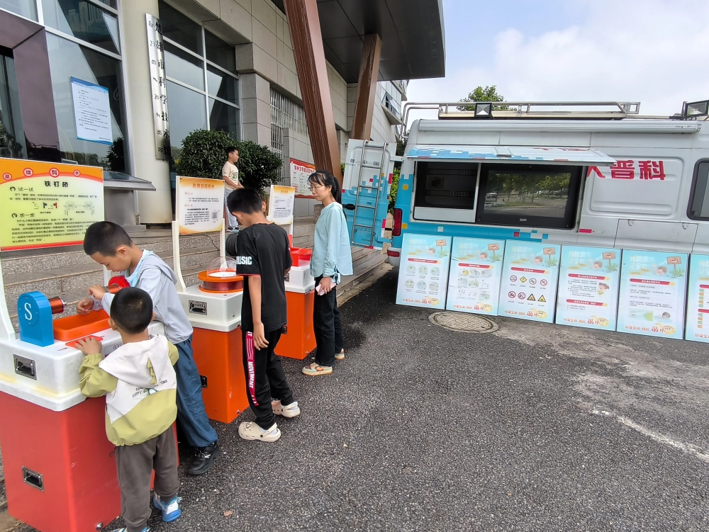 观众参观科普大篷车展品