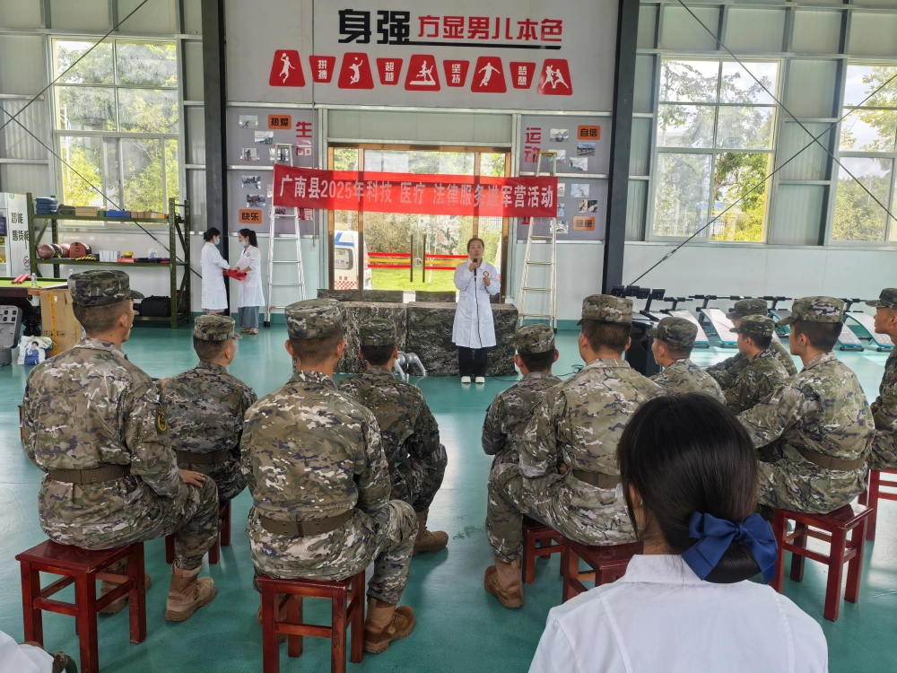 医务人员进行预防艾滋病感染宣讲