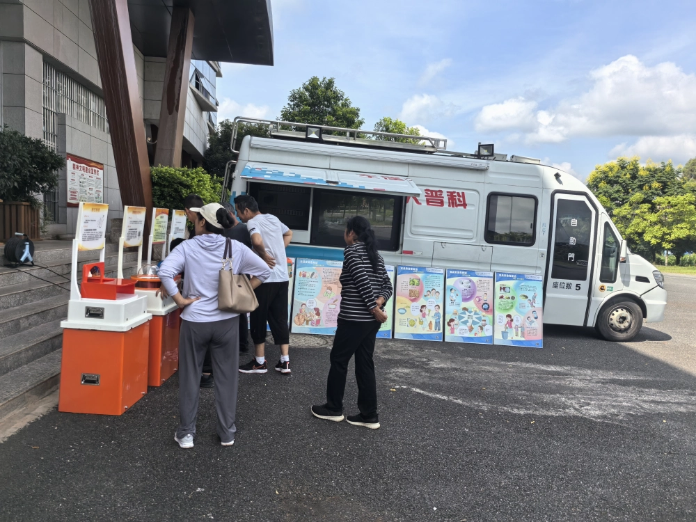 观众参观科技展品