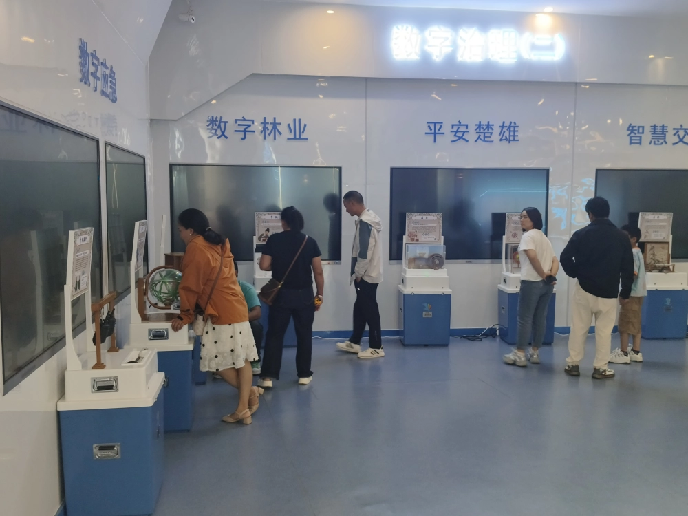 观众参观大篷车展品
