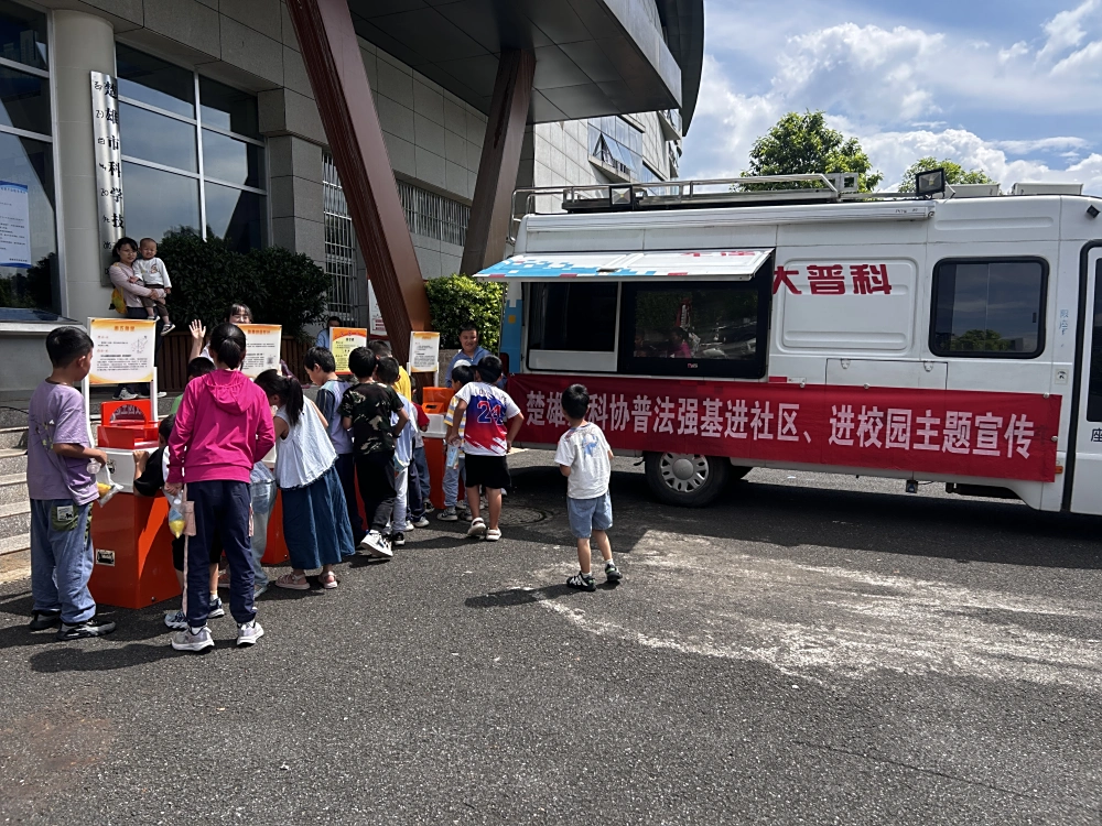 群众参观大篷车展品
