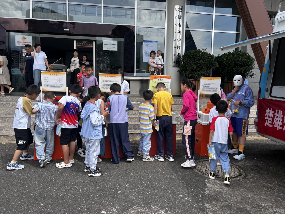 观众参观大篷车展品2