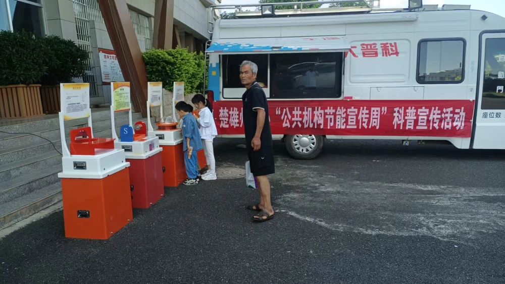 观众参观大篷车展品