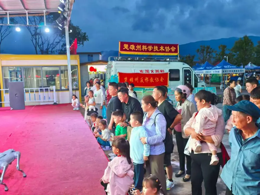 观众参观大篷车展品