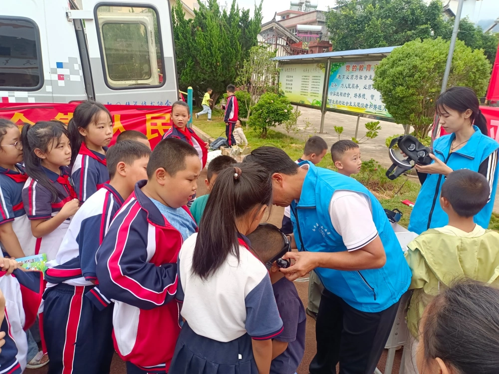 云南永平县科协开展2025年全国科普月“流动科普百县千车万里行”科普大篷车进校园志愿服务活动