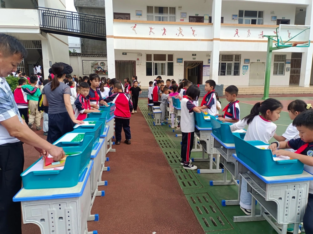 云南永平县科协开展2025年全国科普月“流动科普百县千车万里行”科普大篷车进校园志愿服务活动