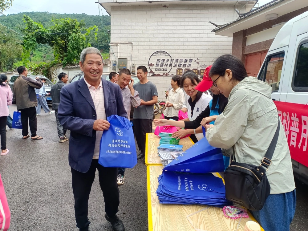 云南永平县科协开展科普大篷车进农村“流动科普百县千车万里行”志愿服务暨巾帼送法润农家普法宣讲活动