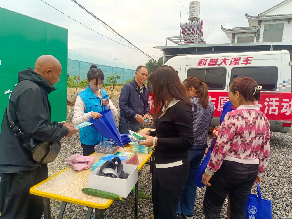 云南永平县科协杉阳镇科普大篷车进企业宣传服务活动