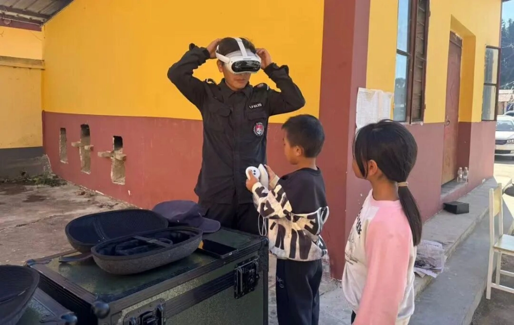 孩子们体验VR眼镜