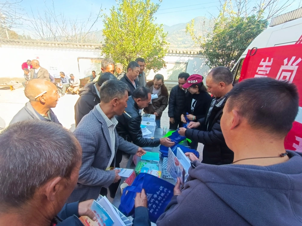 云南永平县科协水泄彝族乡咱咧村开展科普大篷车进农村志愿服务暨养殖专业技术培训活动