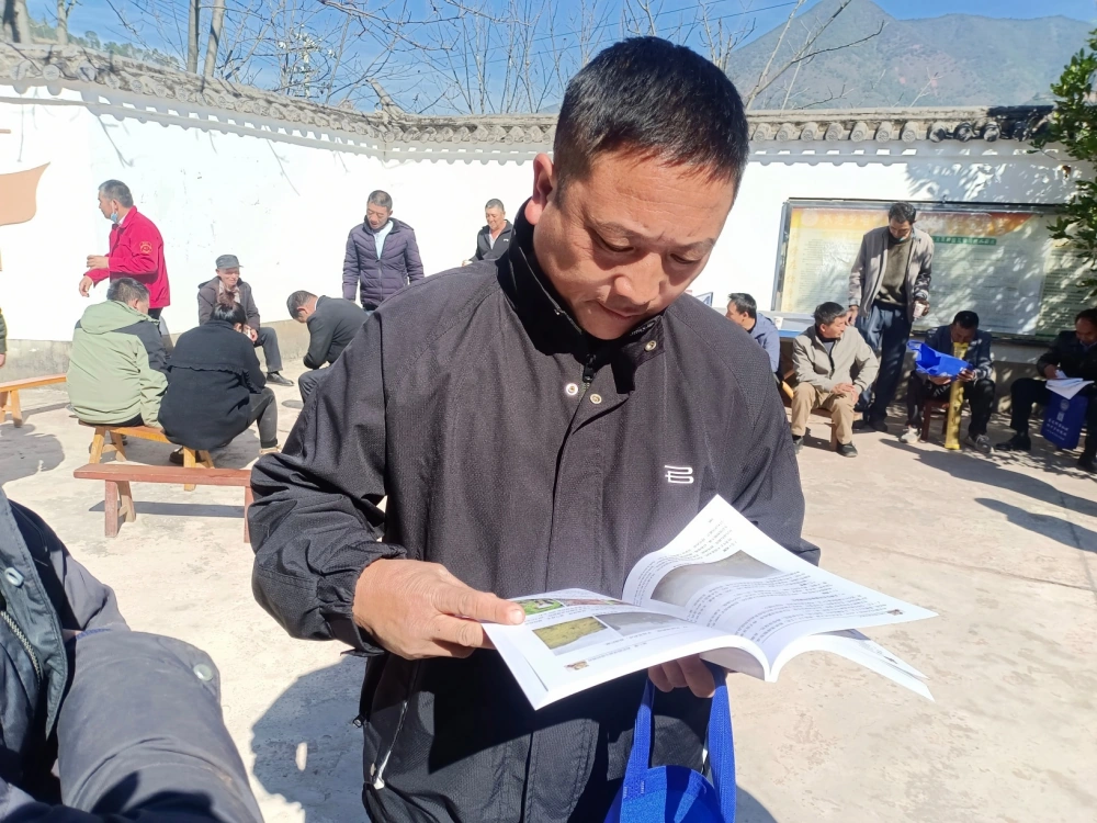 云南永平县科协水泄彝族乡咱咧村开展科普大篷车进农村志愿服务暨养殖专业技术培训活动