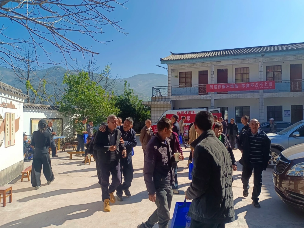 云南永平县科协水泄彝族乡咱咧村开展科普大篷车进农村志愿服务暨养殖专业技术培训活动