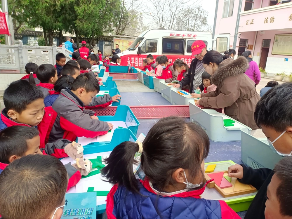 云南永平县科协到水泄彝族乡咱咧村完小开展科普大篷车进