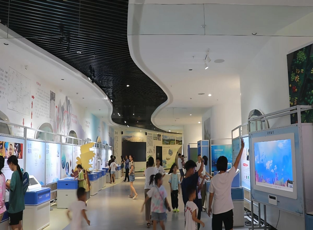 观众参观体验展品