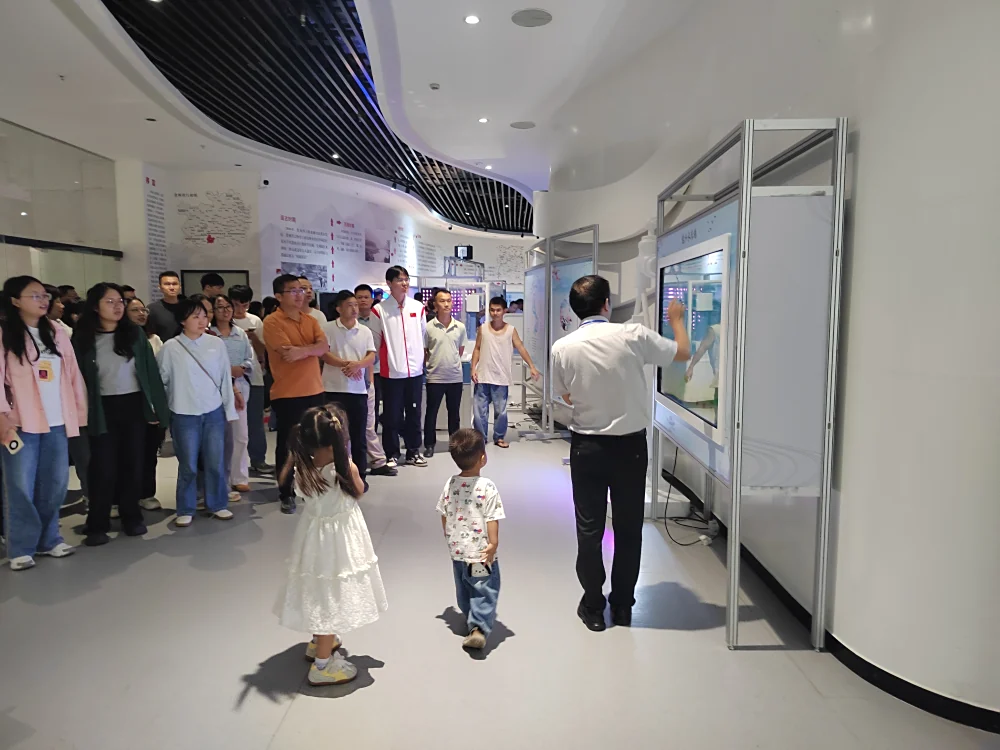 志愿者为干部讲解巡展展品
